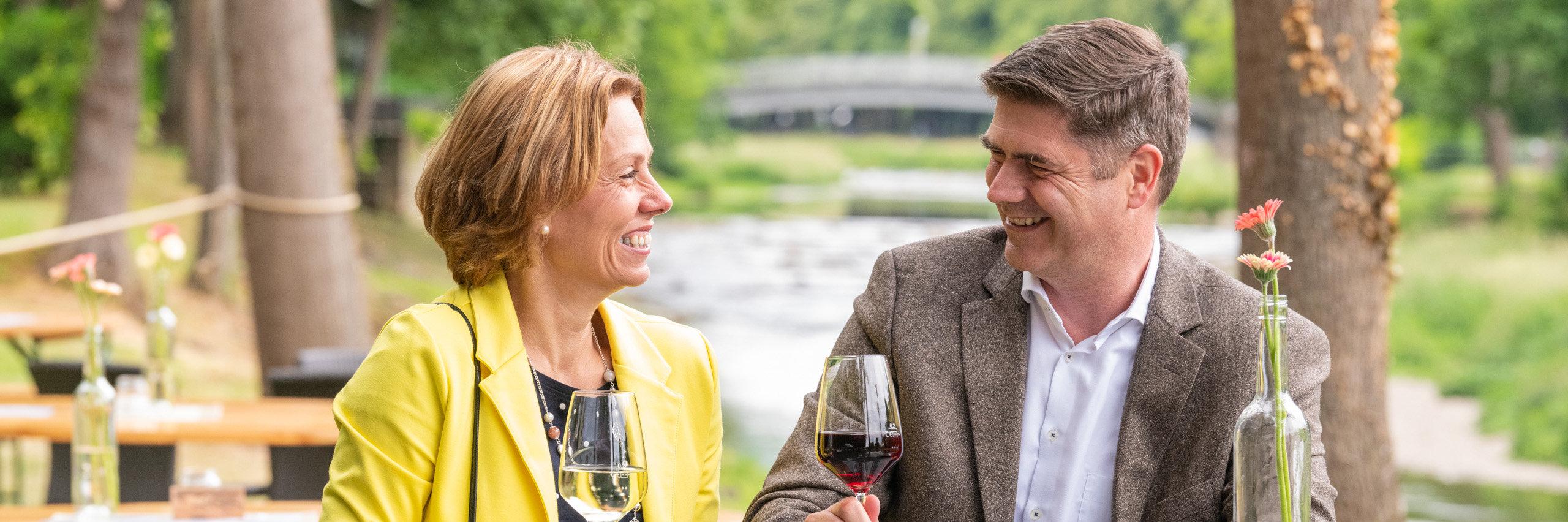 Paar genießt Wein in WeinLounge an der Ahr